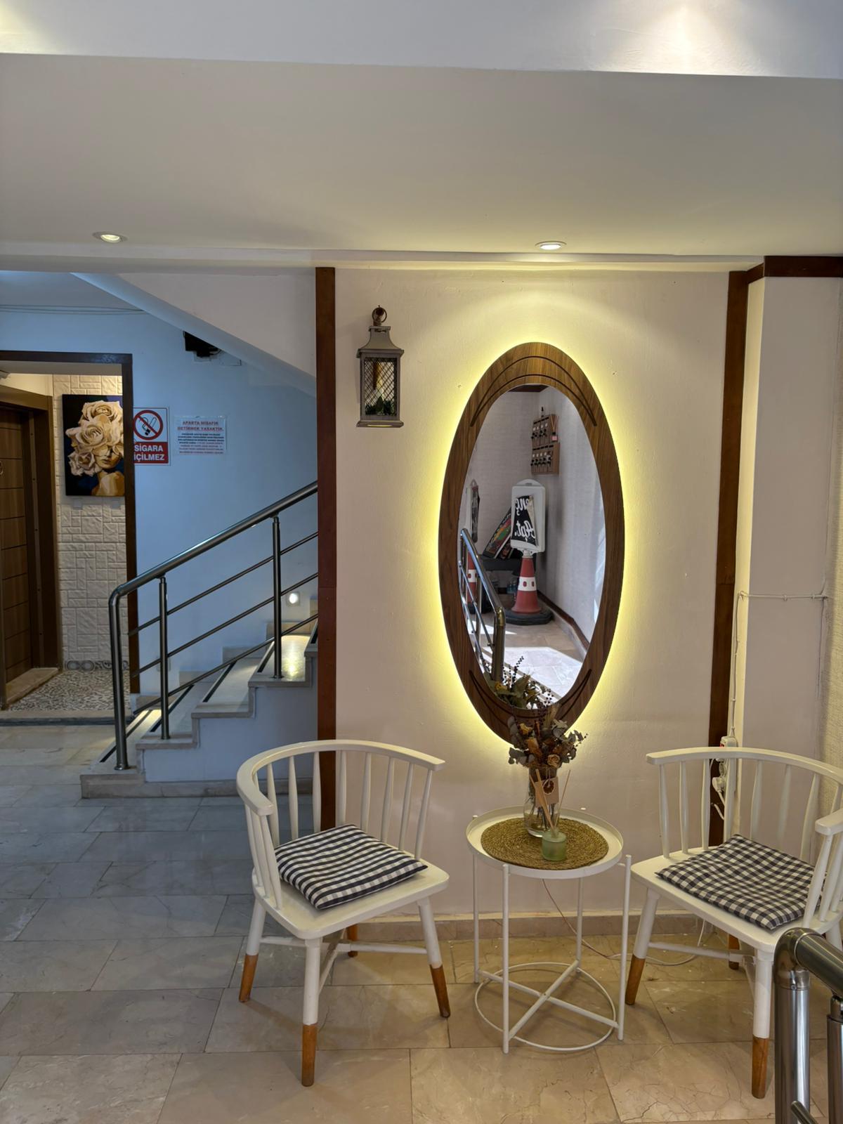 Genç Kız Apart bina içi dinlenme ve bekleme alanı